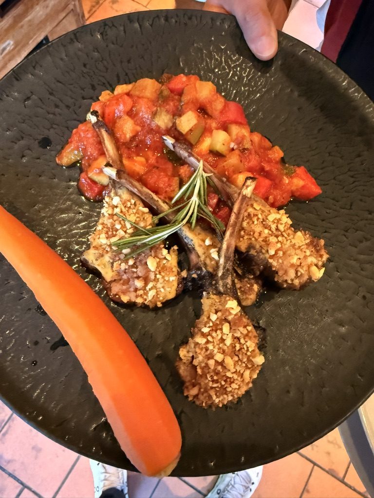 Lammcarree mit Nusskruste und Rosmarin auf Gemüse-Ragout