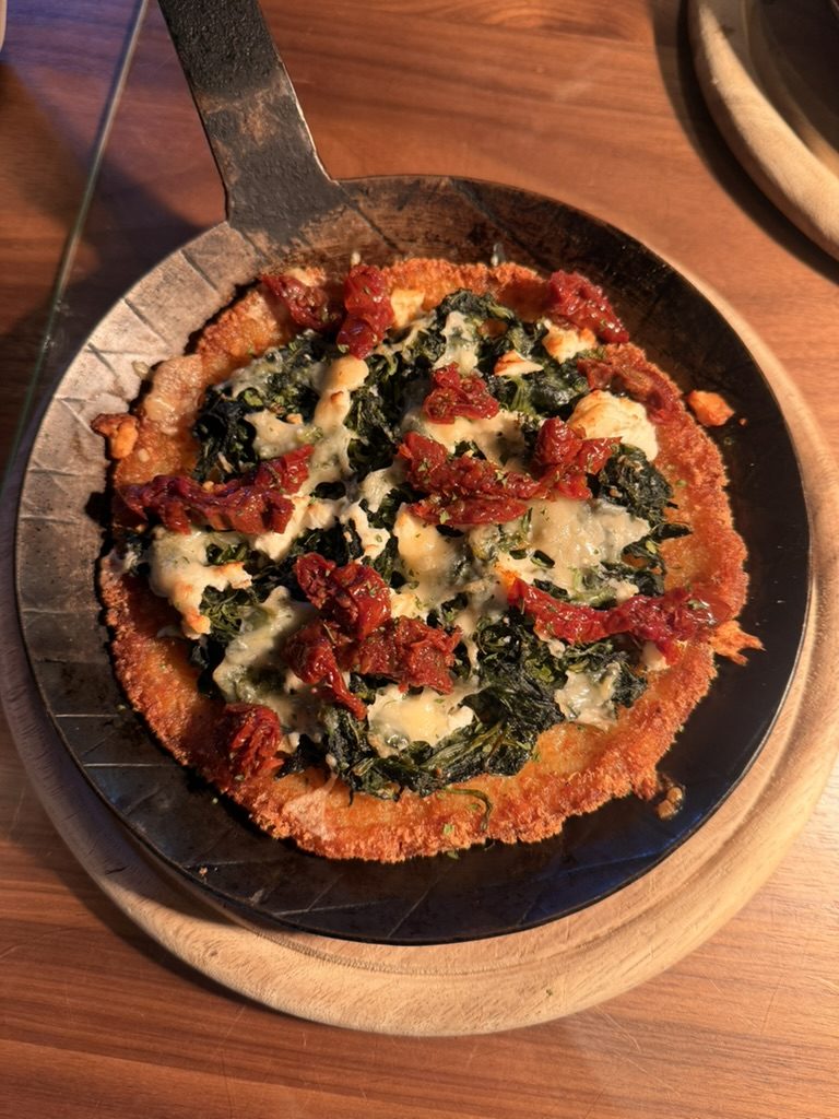 Knusprige Rösti in der Eisenpfanne mit Spinat, Käse und getrockneten Tomaten