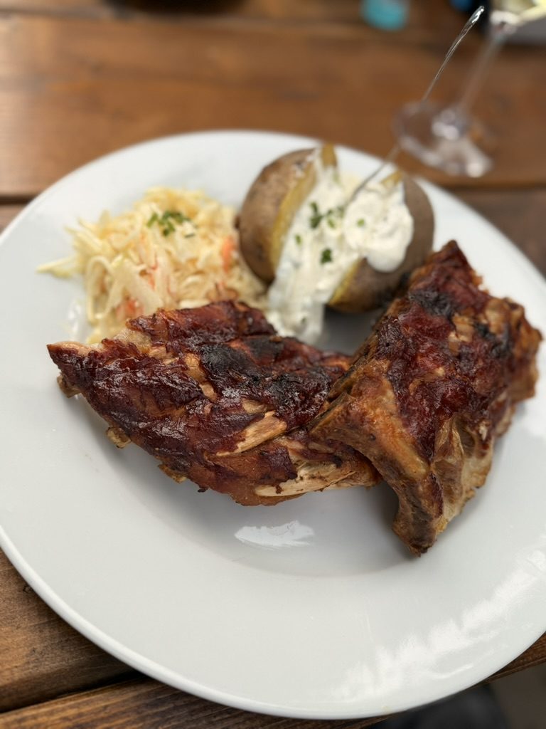 Gegrillte Spare Ribs mit Coleslaw und Baked Potato mit Kräuterquark